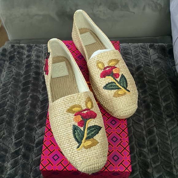 NEW NEVER WORN.  TORY BURCH - Picture 3 of 4